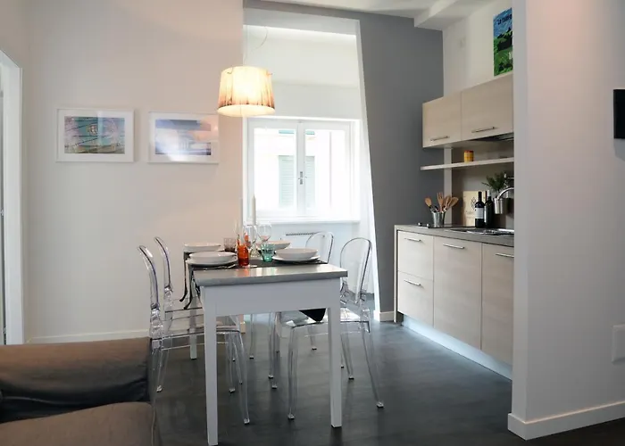 Myhomeincomo - Art Design Suites
